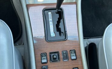 Mercedes-Benz-400-Series-1989-33