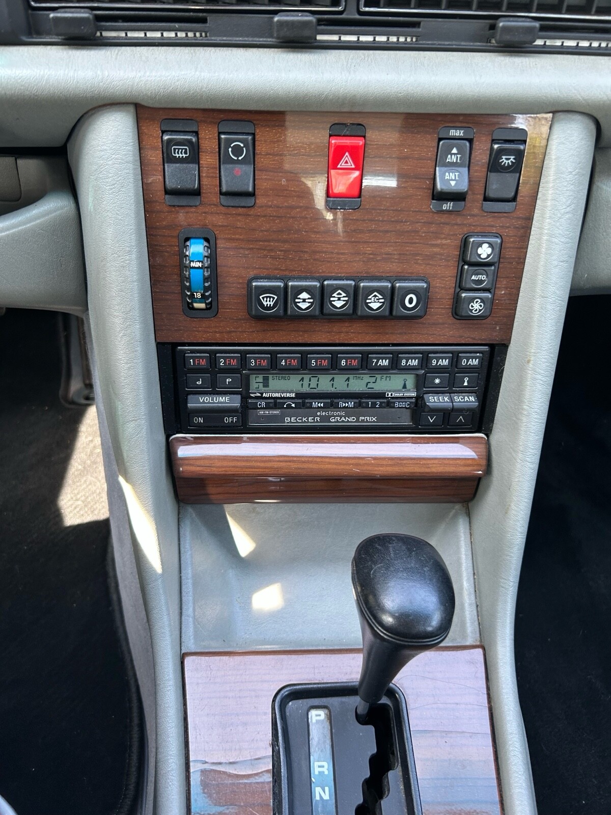 Mercedes-Benz-400-Series-1989-34