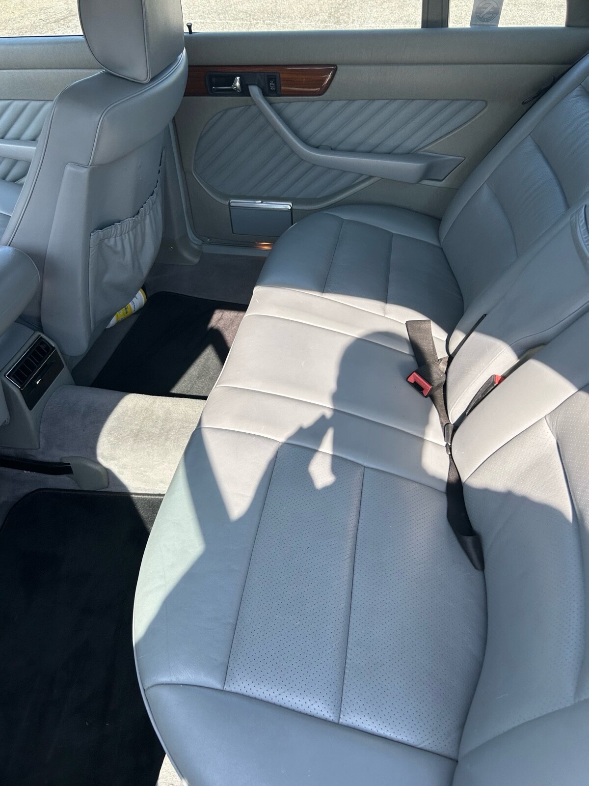 Mercedes-Benz-400-Series-1989-35
