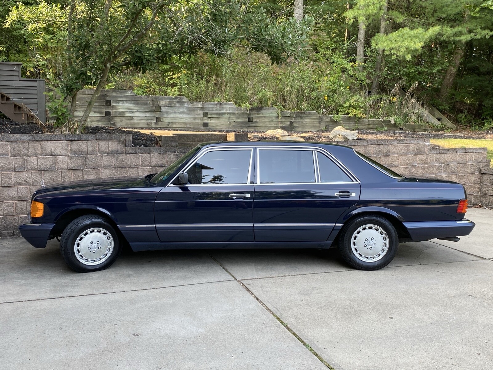 Mercedes-Benz-400-Series-1990-11