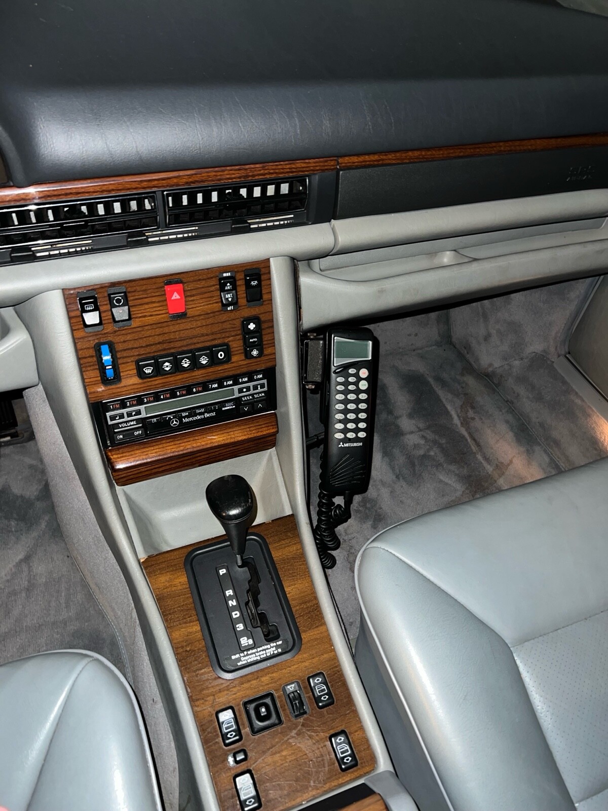 Mercedes-Benz-400-Series-1990-18