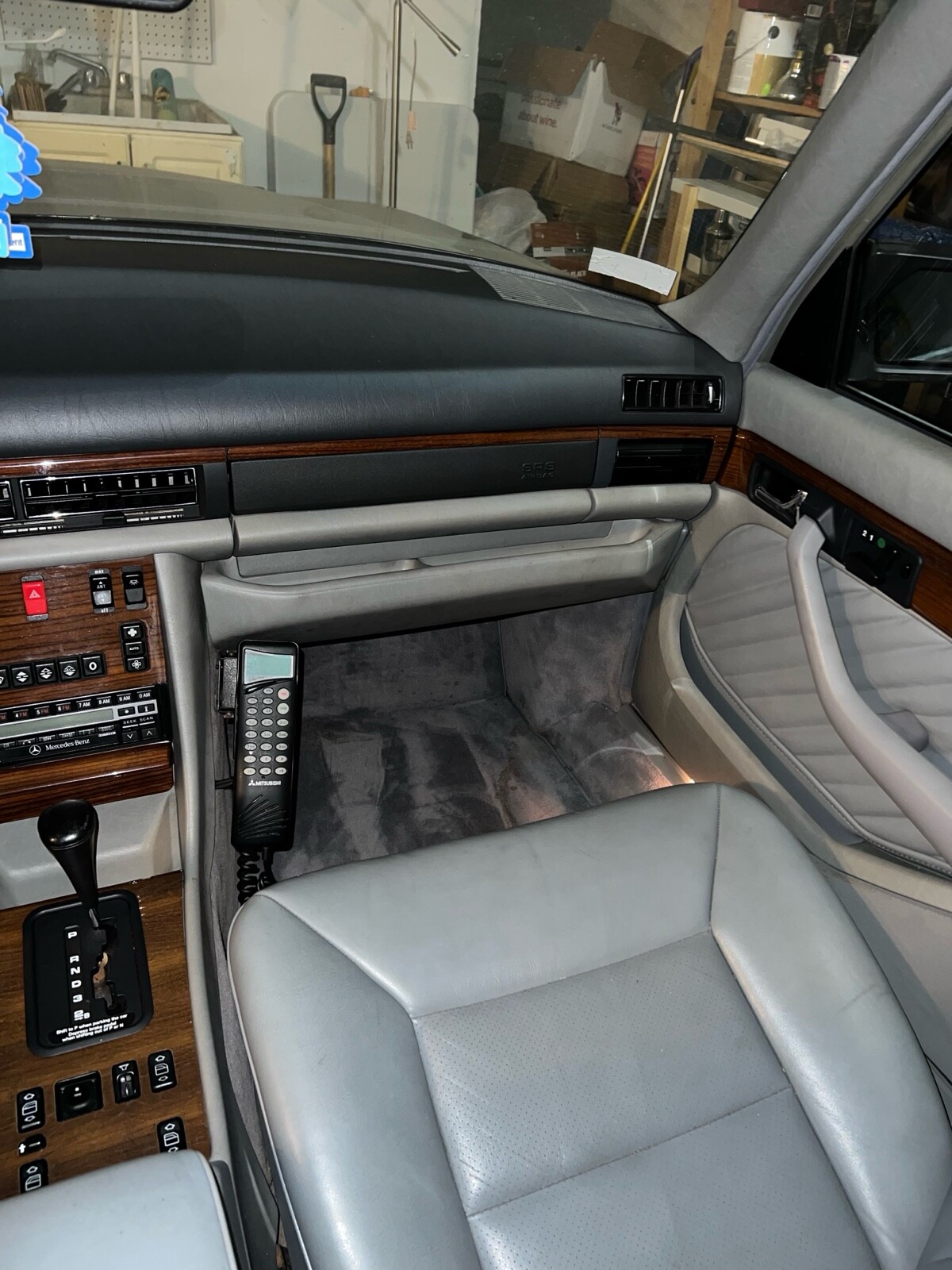 Mercedes-Benz-400-Series-1990-19