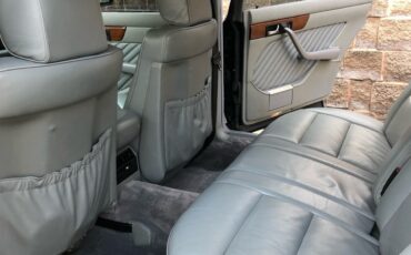 Mercedes-Benz-400-Series-1990-21