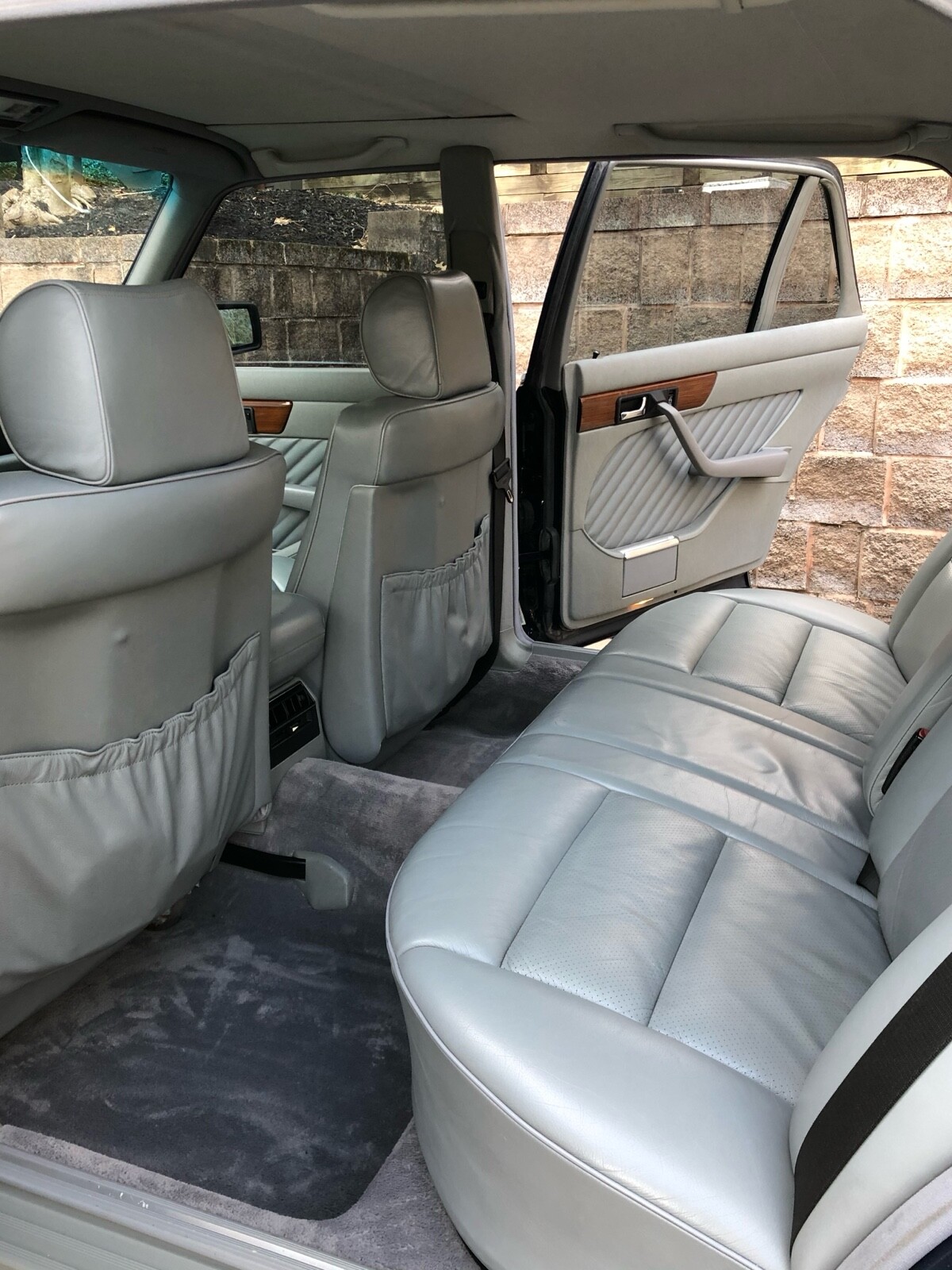 Mercedes-Benz-400-Series-1990-21