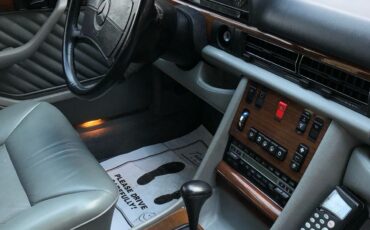 Mercedes-Benz-400-Series-1990-22