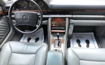 Mercedes-Benz-400-Series-1990-23