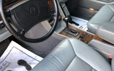 Mercedes-Benz-400-Series-1990-24