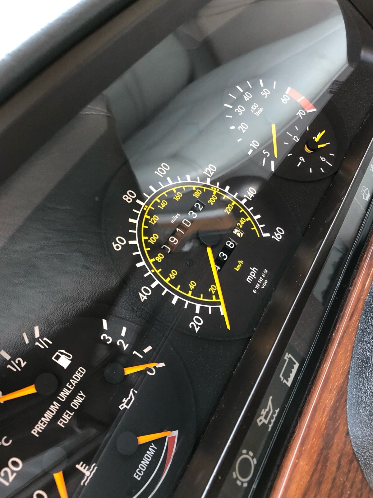 Mercedes-Benz-400-Series-1990-26