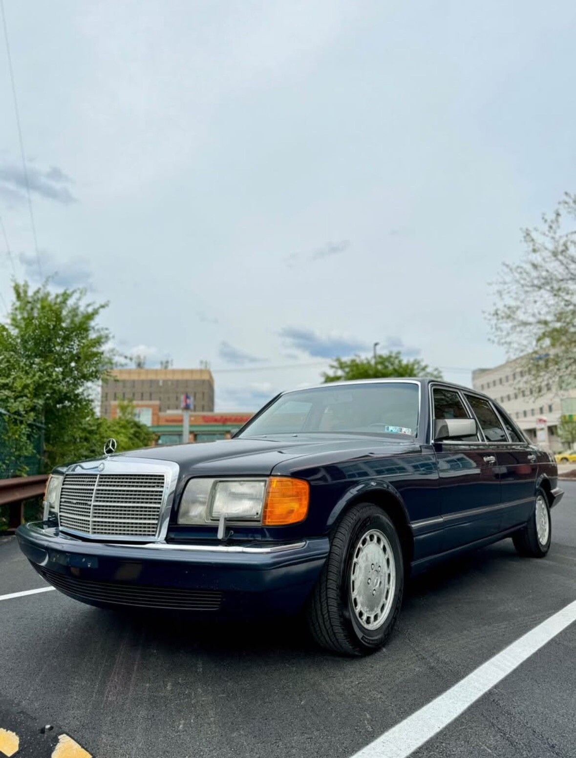 Mercedes-Benz 400-Series 1990