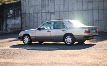 Mercedes-Benz-400-Series-1993-Sedan-1