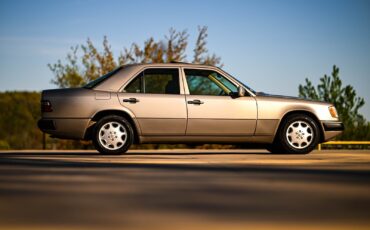 Mercedes-Benz-400-Series-1993-Sedan-10