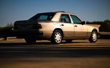 Mercedes-Benz-400-Series-1993-Sedan-11