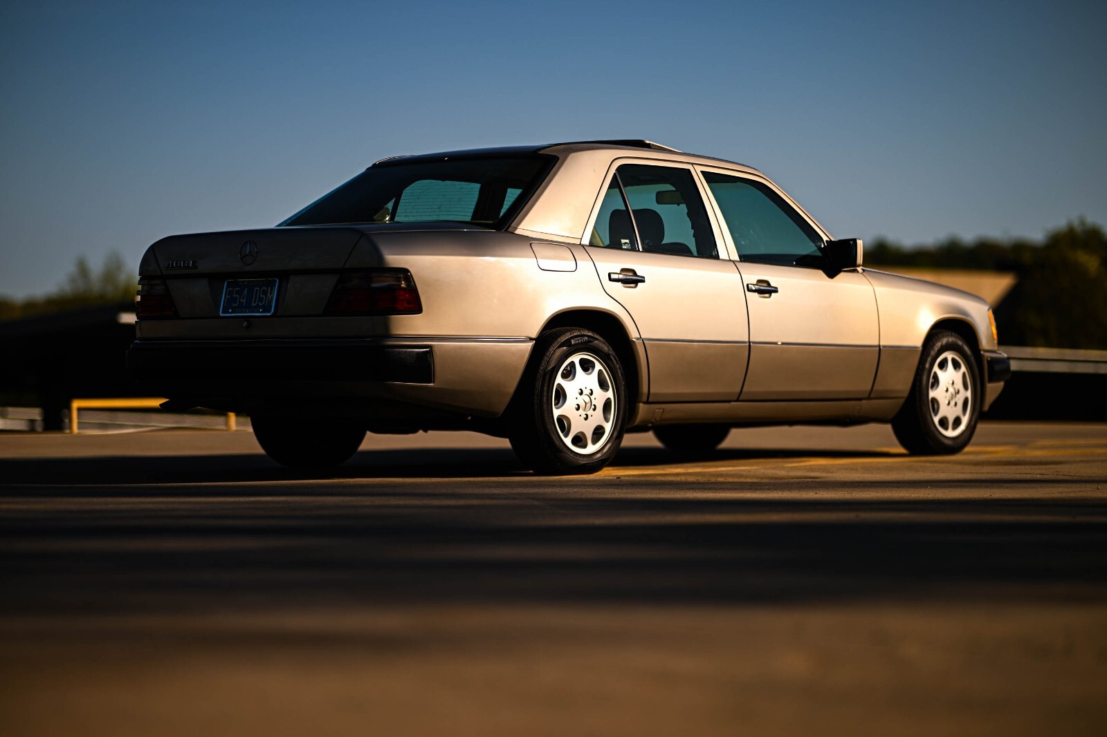 Mercedes-Benz-400-Series-1993-Sedan-11
