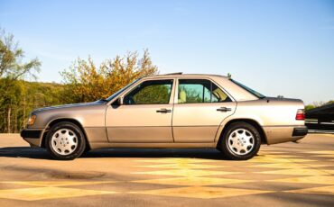 Mercedes-Benz-400-Series-1993-Sedan-17