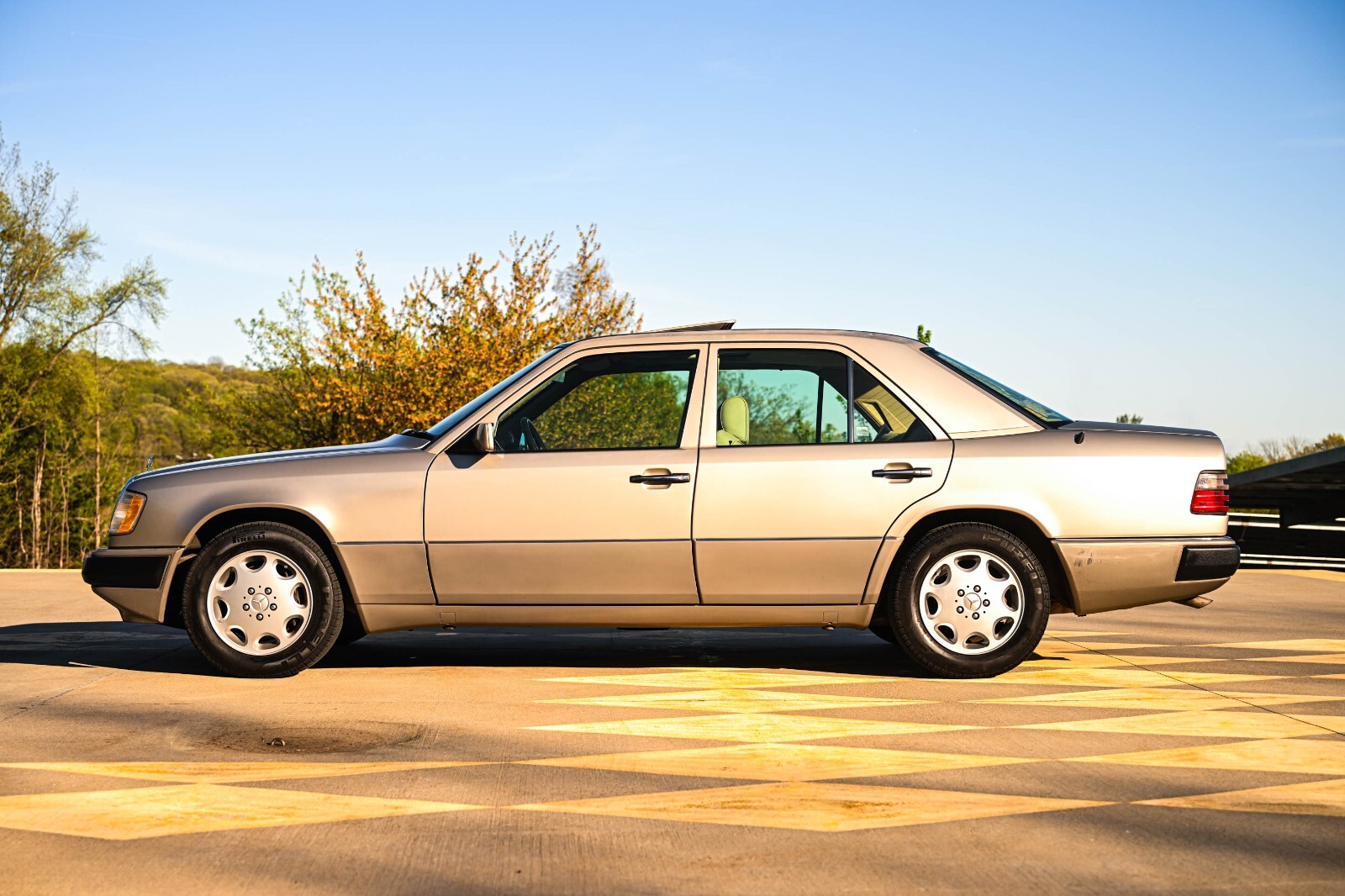 Mercedes-Benz-400-Series-1993-Sedan-17
