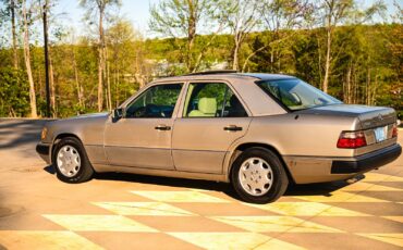 Mercedes-Benz-400-Series-1993-Sedan-18