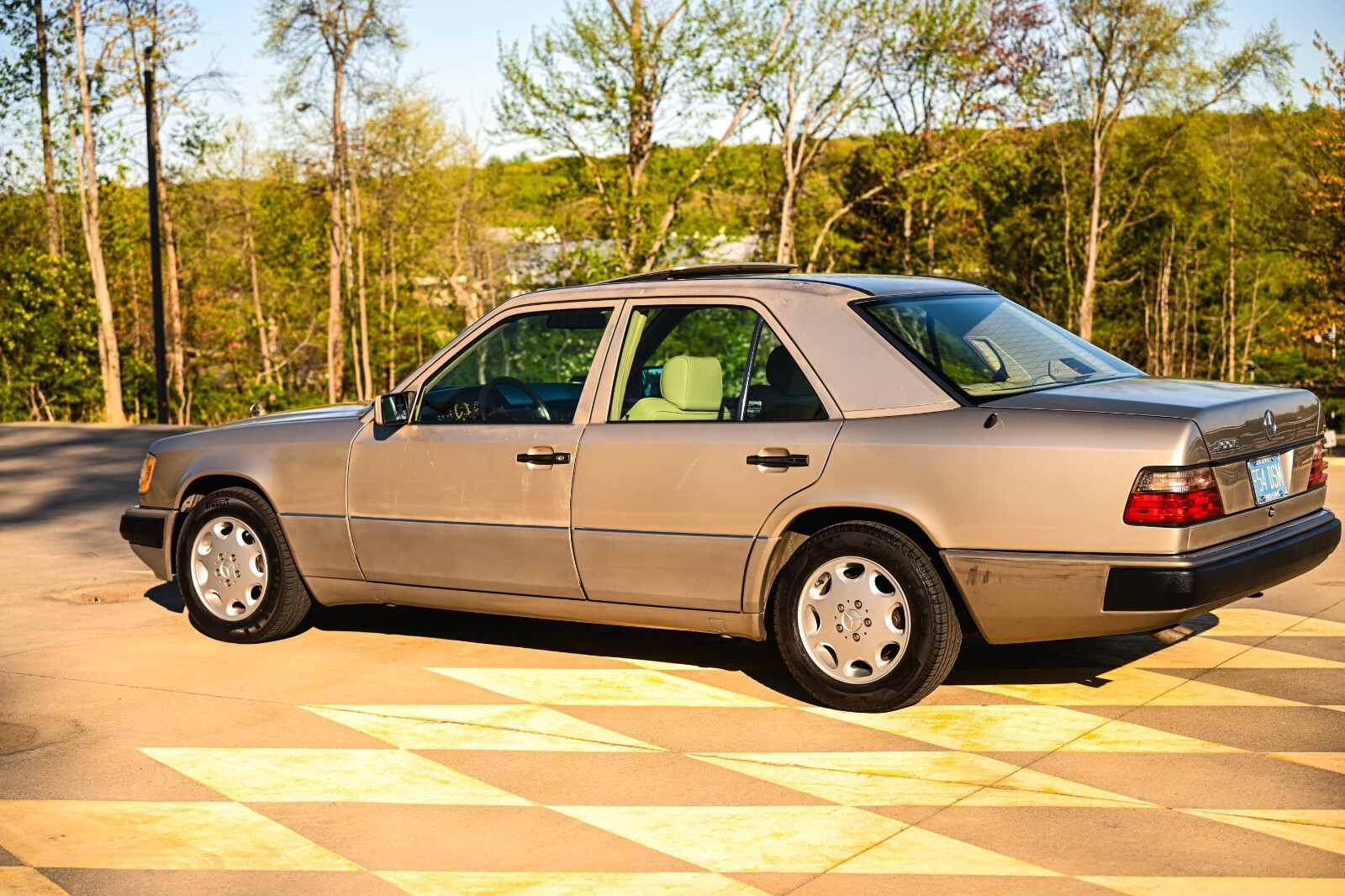 Mercedes-Benz-400-Series-1993-Sedan-18