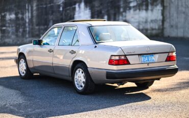 Mercedes-Benz-400-Series-1993-Sedan-2