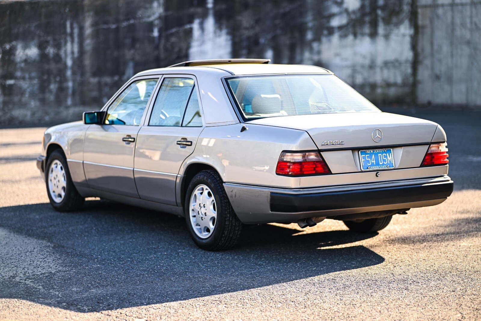 Mercedes-Benz-400-Series-1993-Sedan-2