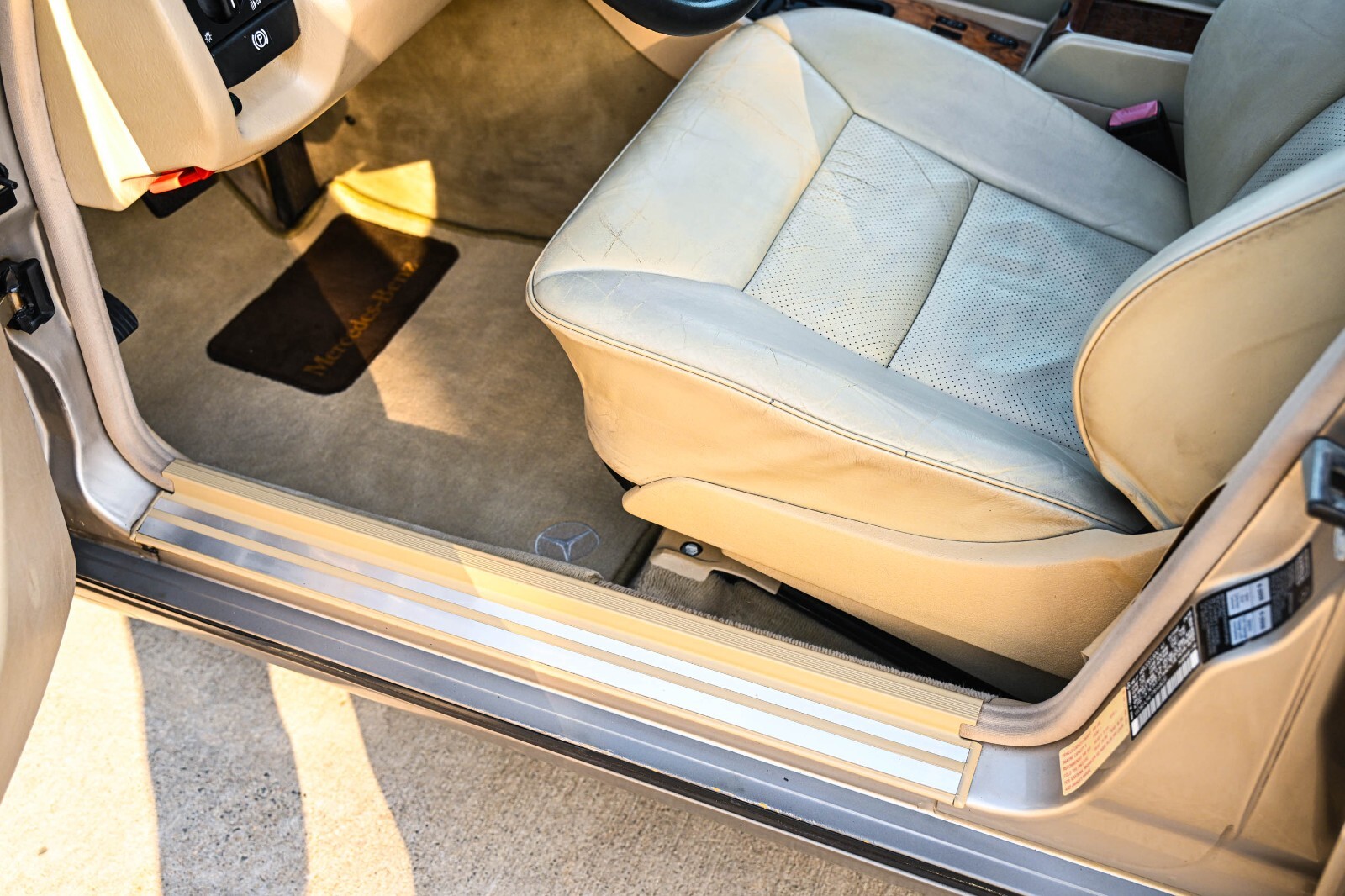 Mercedes-Benz-400-Series-1993-Sedan-23