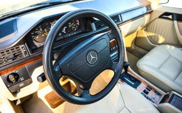 Mercedes-Benz-400-Series-1993-Sedan-24