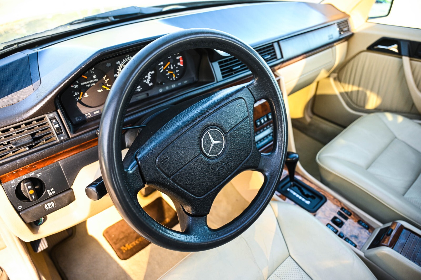 Mercedes-Benz-400-Series-1993-Sedan-24