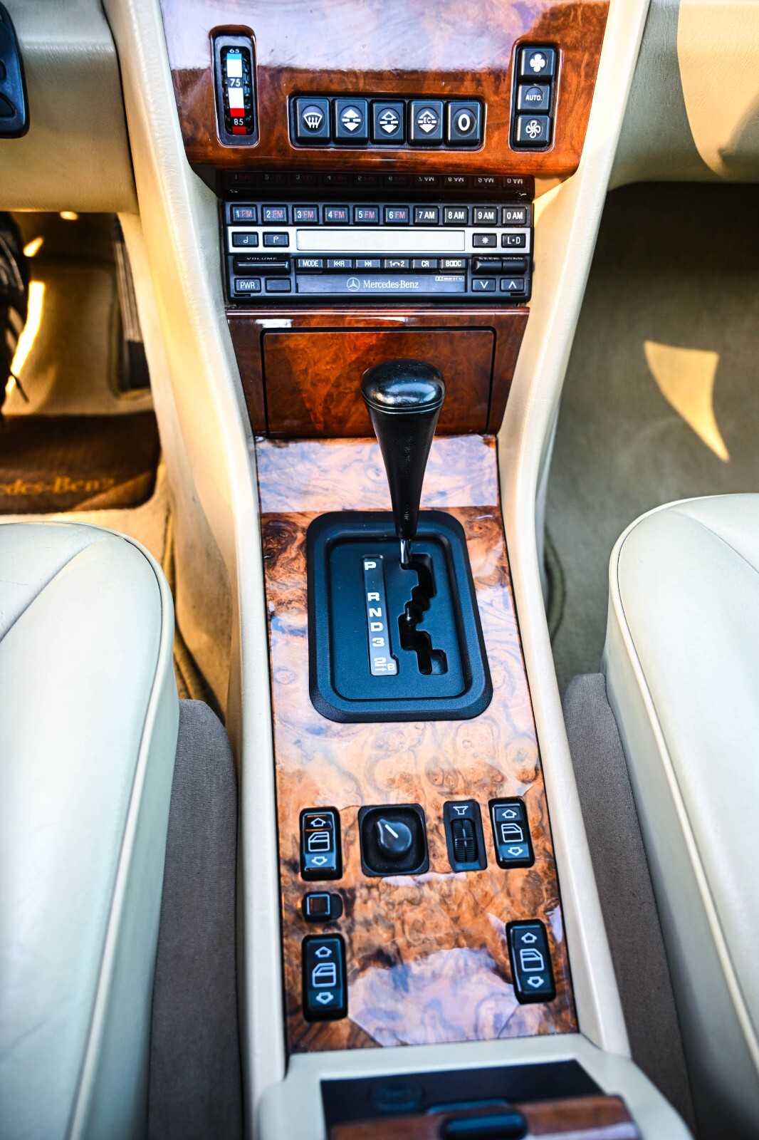 Mercedes-Benz-400-Series-1993-Sedan-27