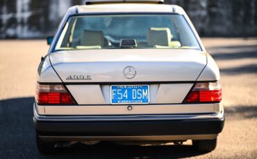 Mercedes-Benz-400-Series-1993-Sedan-3