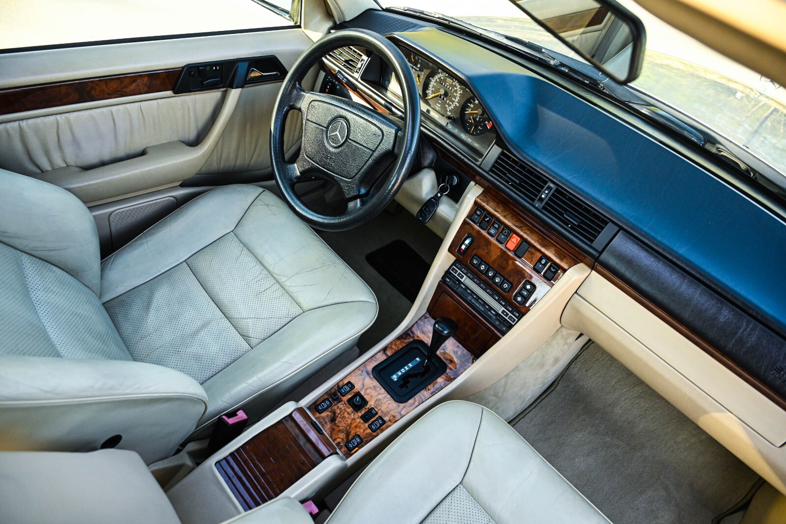 Mercedes-Benz-400-Series-1993-Sedan-30