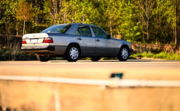 Mercedes-Benz-400-Series-1993-Sedan-35