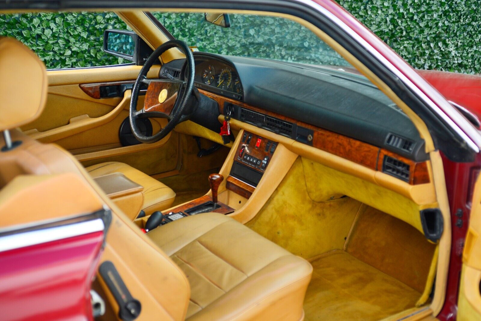 Mercedes-Benz-500-Series-1983-Coupe-21