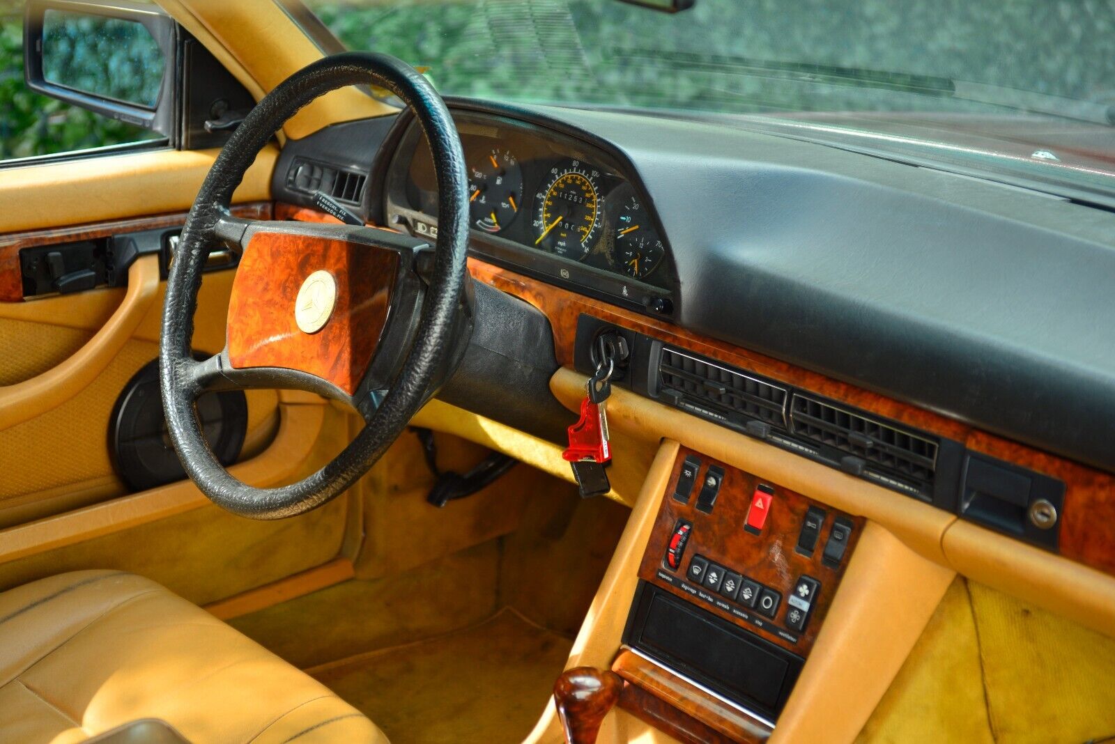 Mercedes-Benz-500-Series-1983-Coupe-23