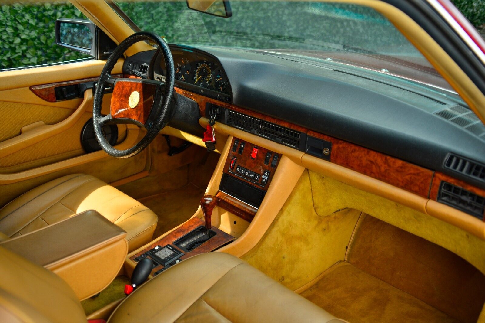 Mercedes-Benz-500-Series-1983-Coupe-24