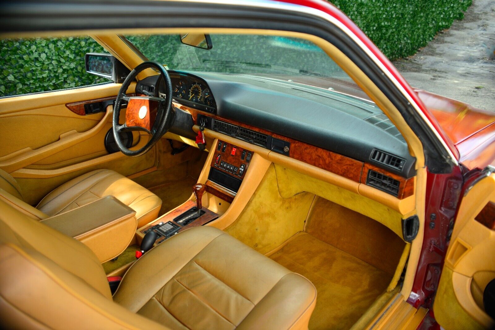 Mercedes-Benz-500-Series-1983-Coupe-25