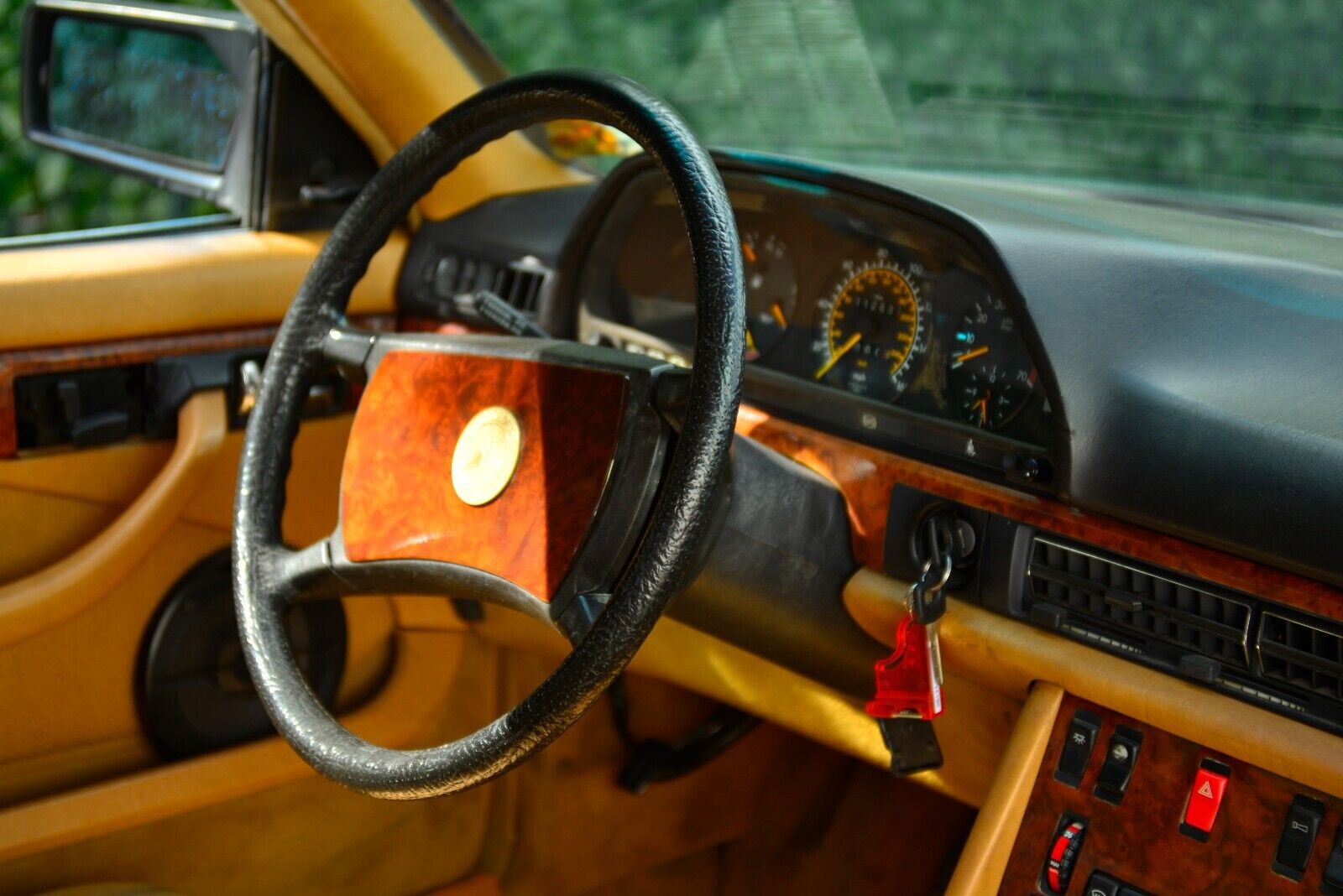 Mercedes-Benz-500-Series-1983-Coupe-27