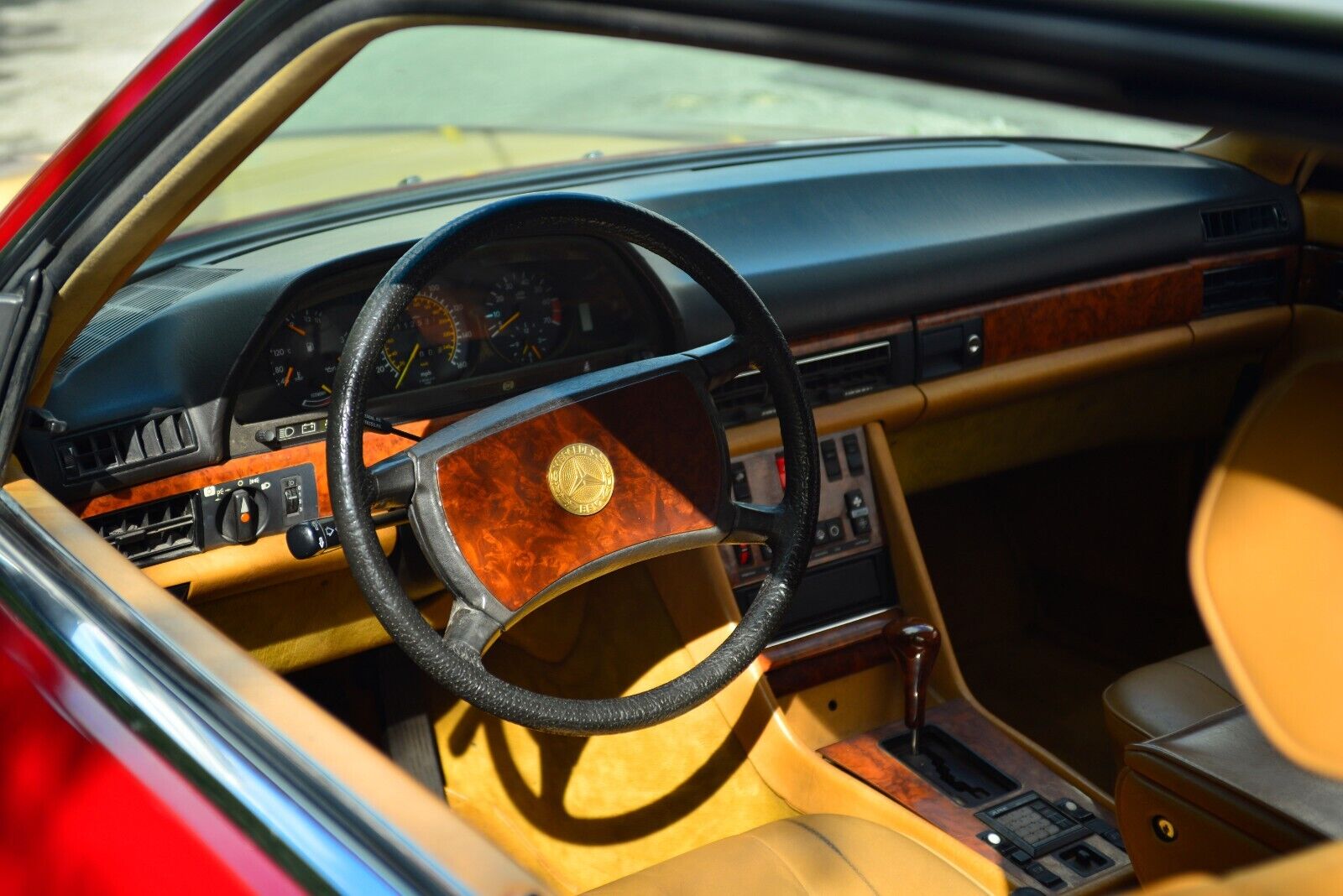 Mercedes-Benz-500-Series-1983-Coupe-28