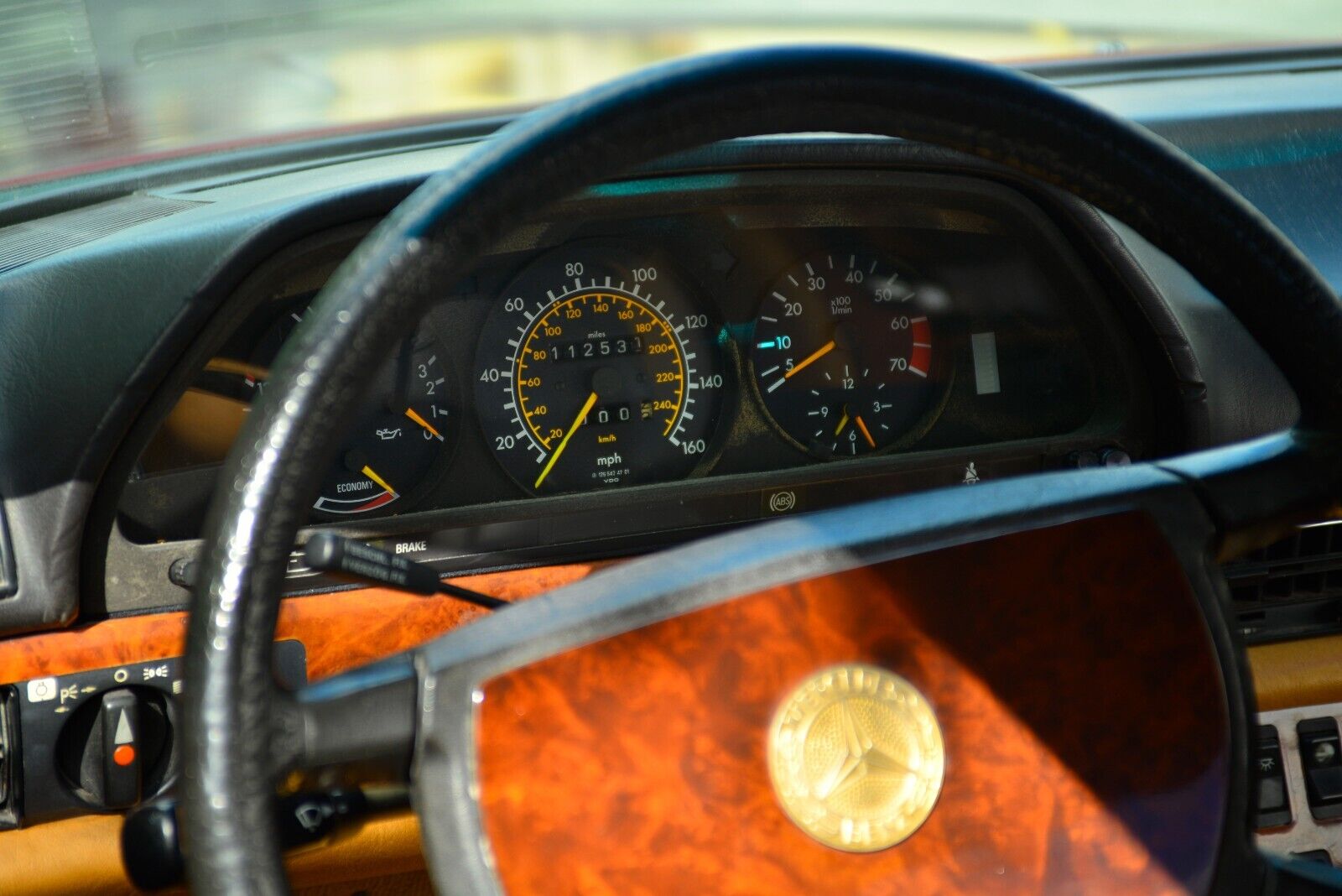 Mercedes-Benz-500-Series-1983-Coupe-29