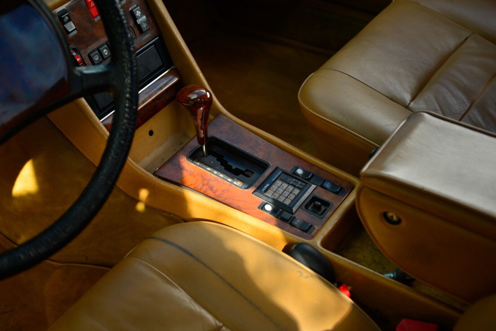 Mercedes-Benz-500-Series-1983-Coupe-31