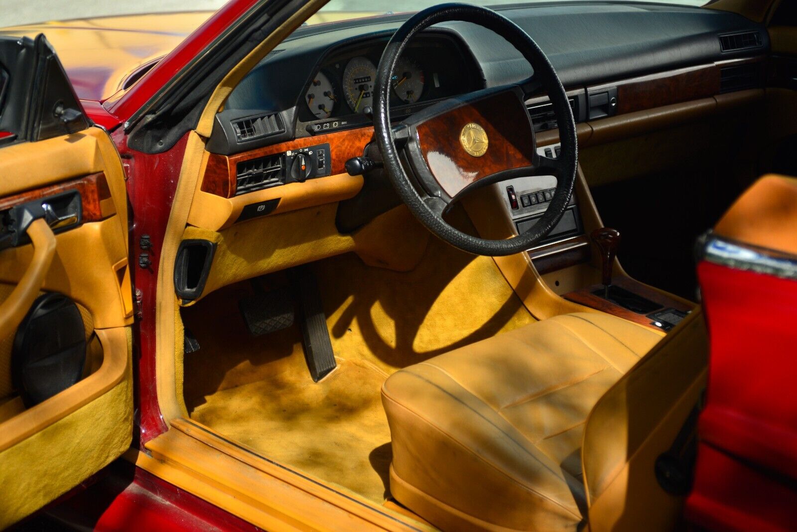 Mercedes-Benz-500-Series-1983-Coupe-33