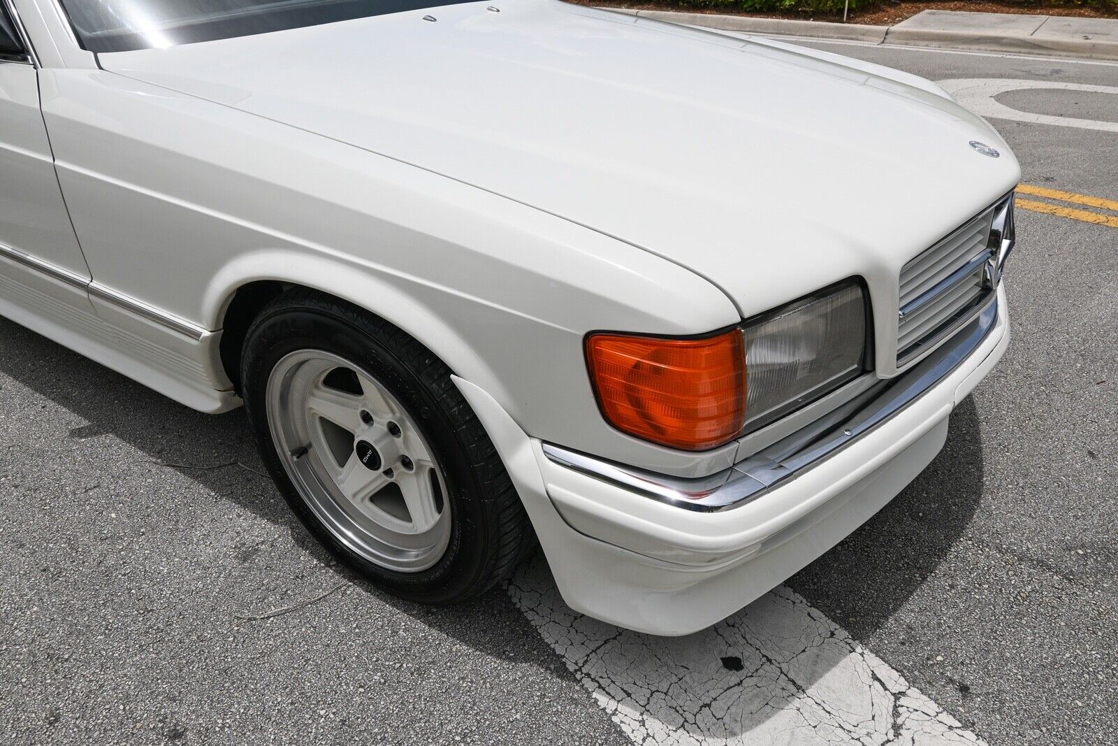 Mercedes-Benz-500-Series-1985-2D-10