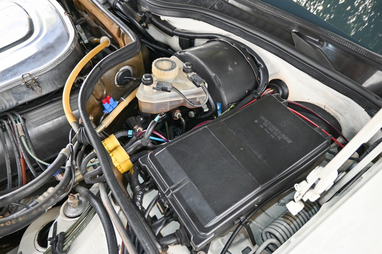 Mercedes-Benz-500-Series-1985-2D-19