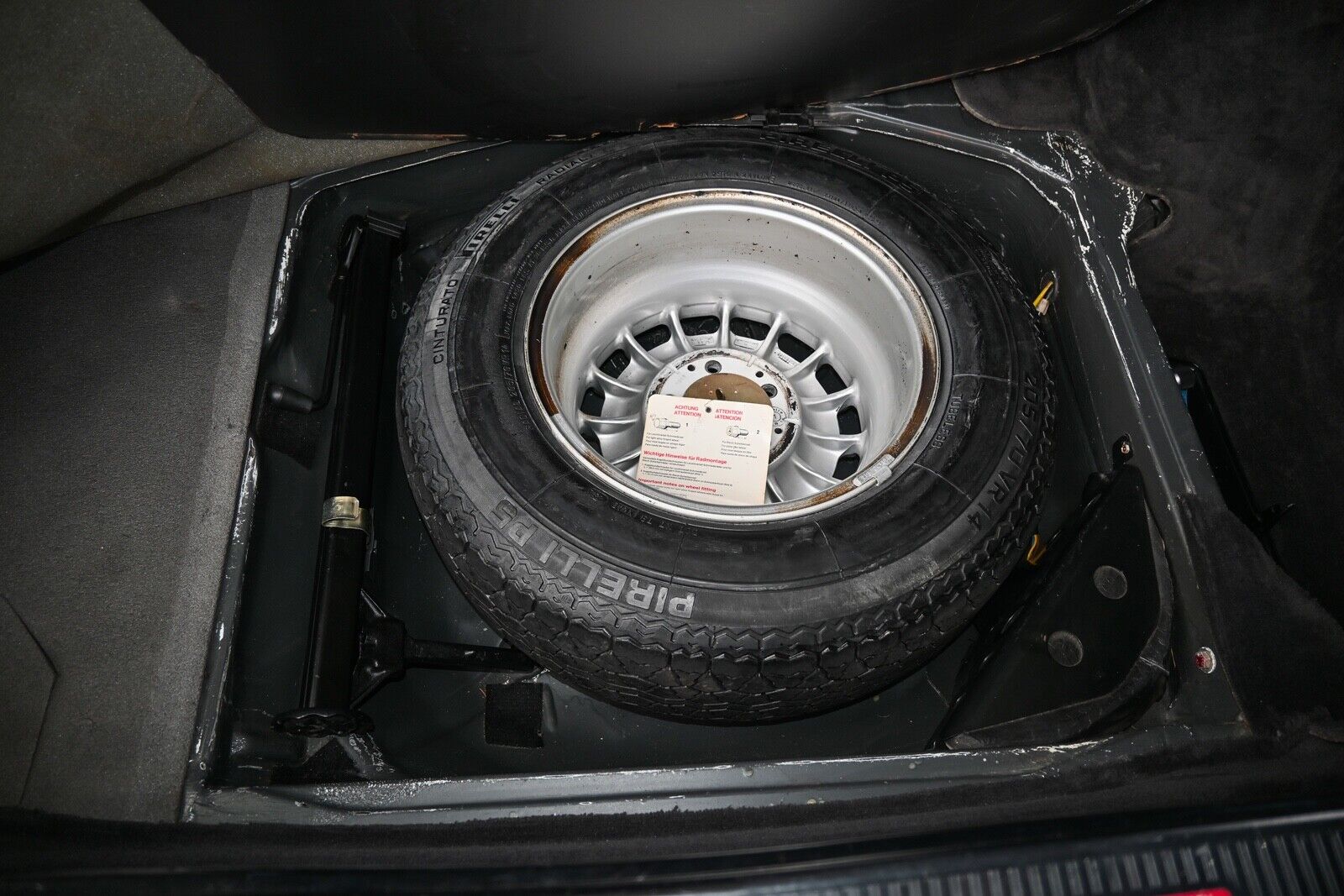 Mercedes-Benz-500-Series-1985-2D-21