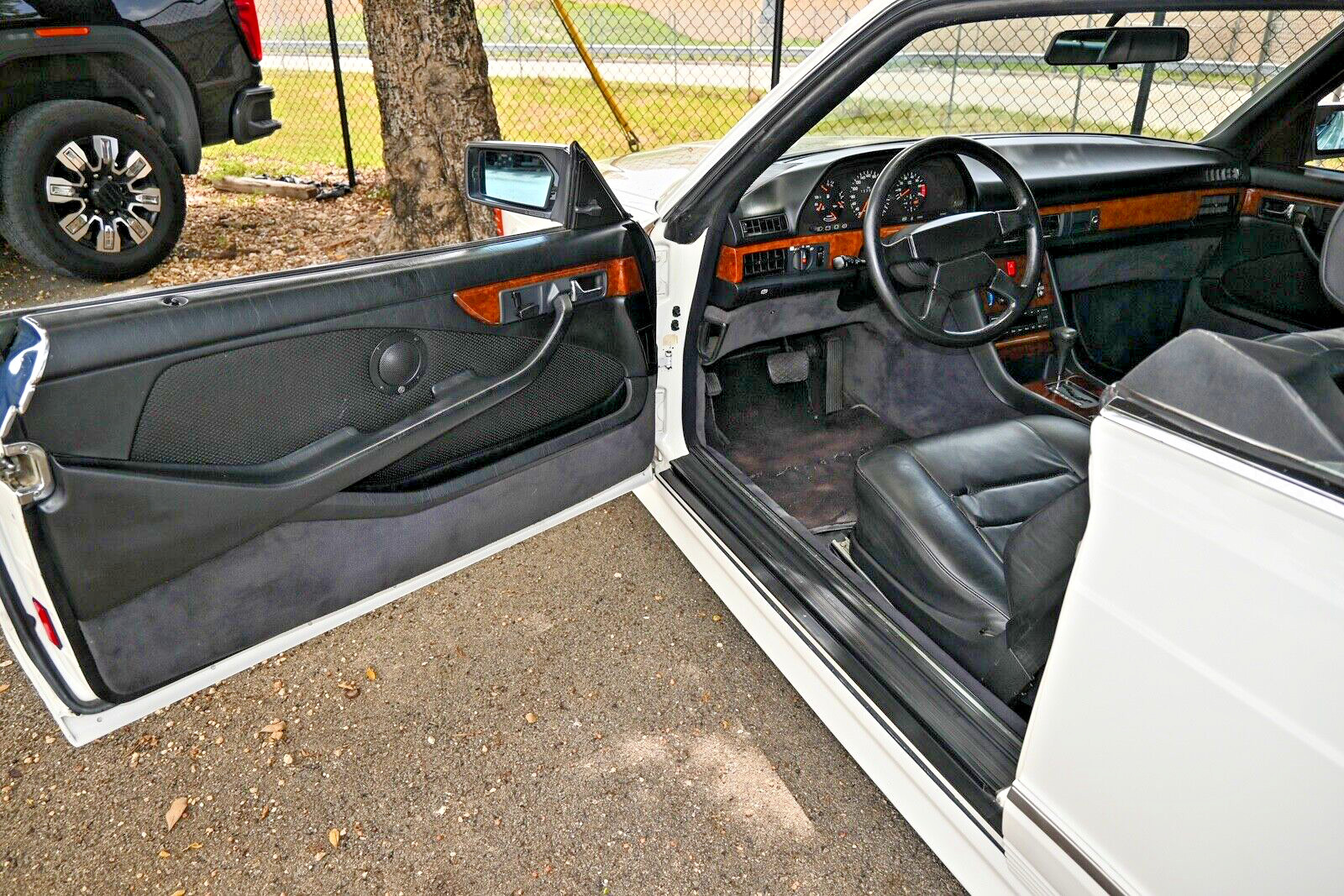 Mercedes-Benz-500-Series-1985-2D-23