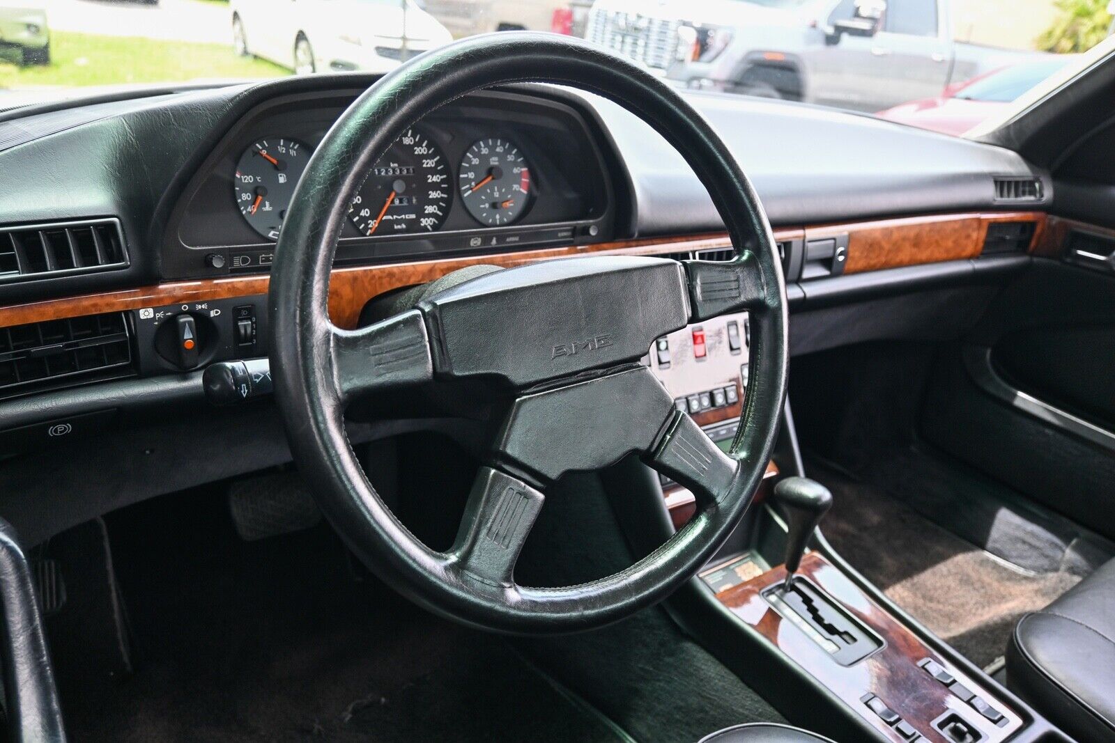 Mercedes-Benz-500-Series-1985-2D-24