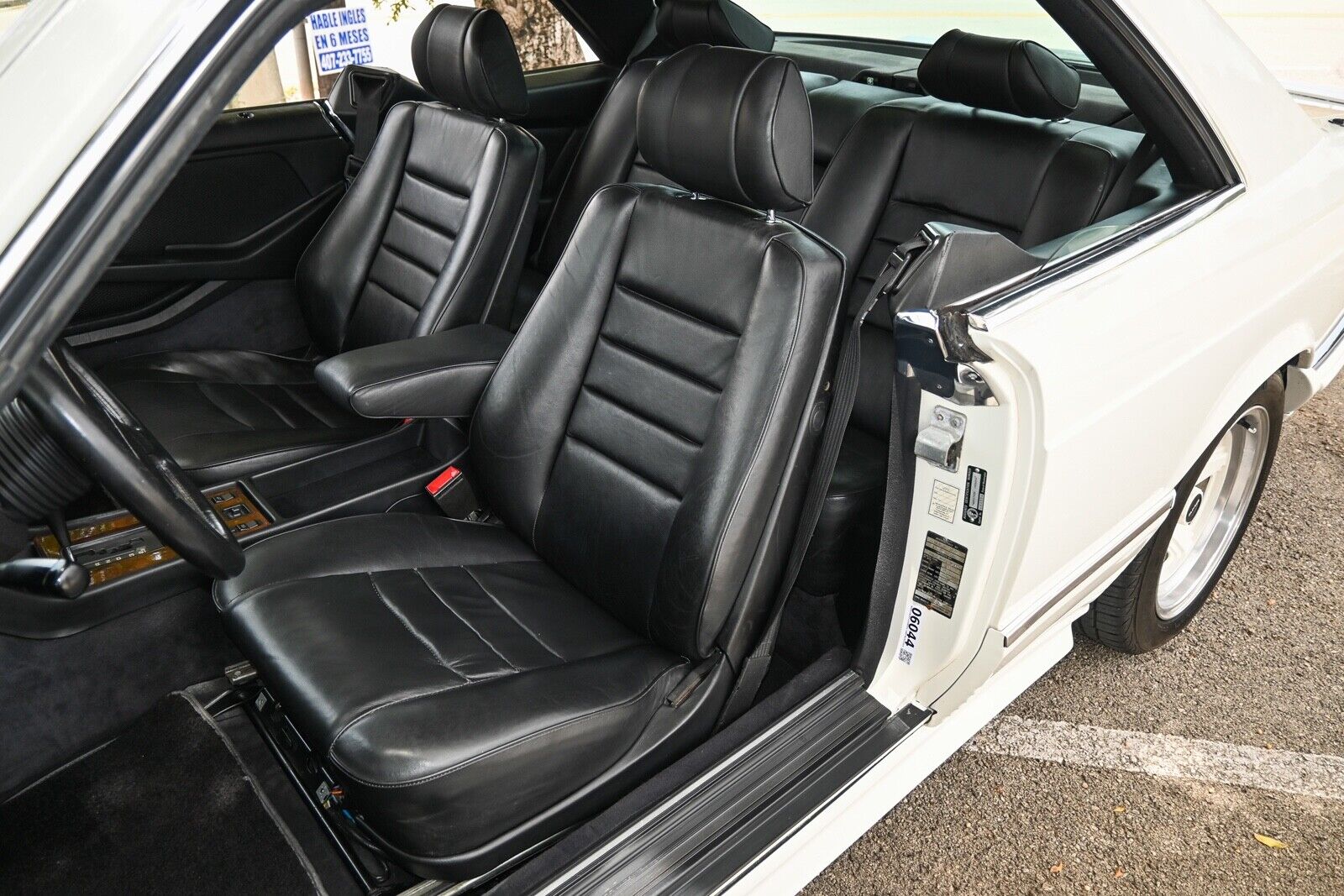 Mercedes-Benz-500-Series-1985-2D-25