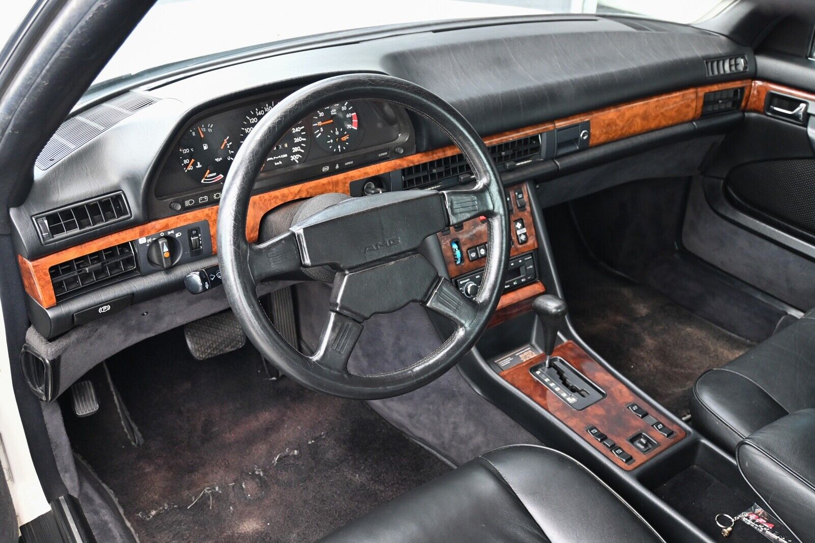 Mercedes-Benz-500-Series-1985-2D-26
