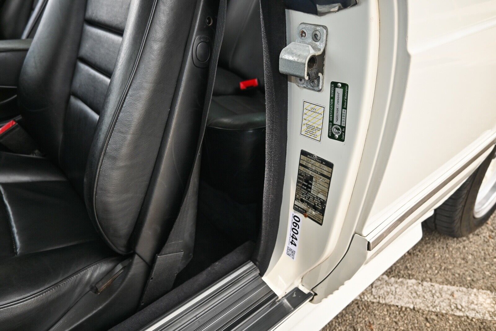 Mercedes-Benz-500-Series-1985-2D-28