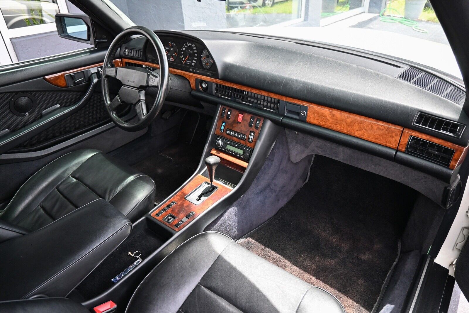 Mercedes-Benz-500-Series-1985-2D-30