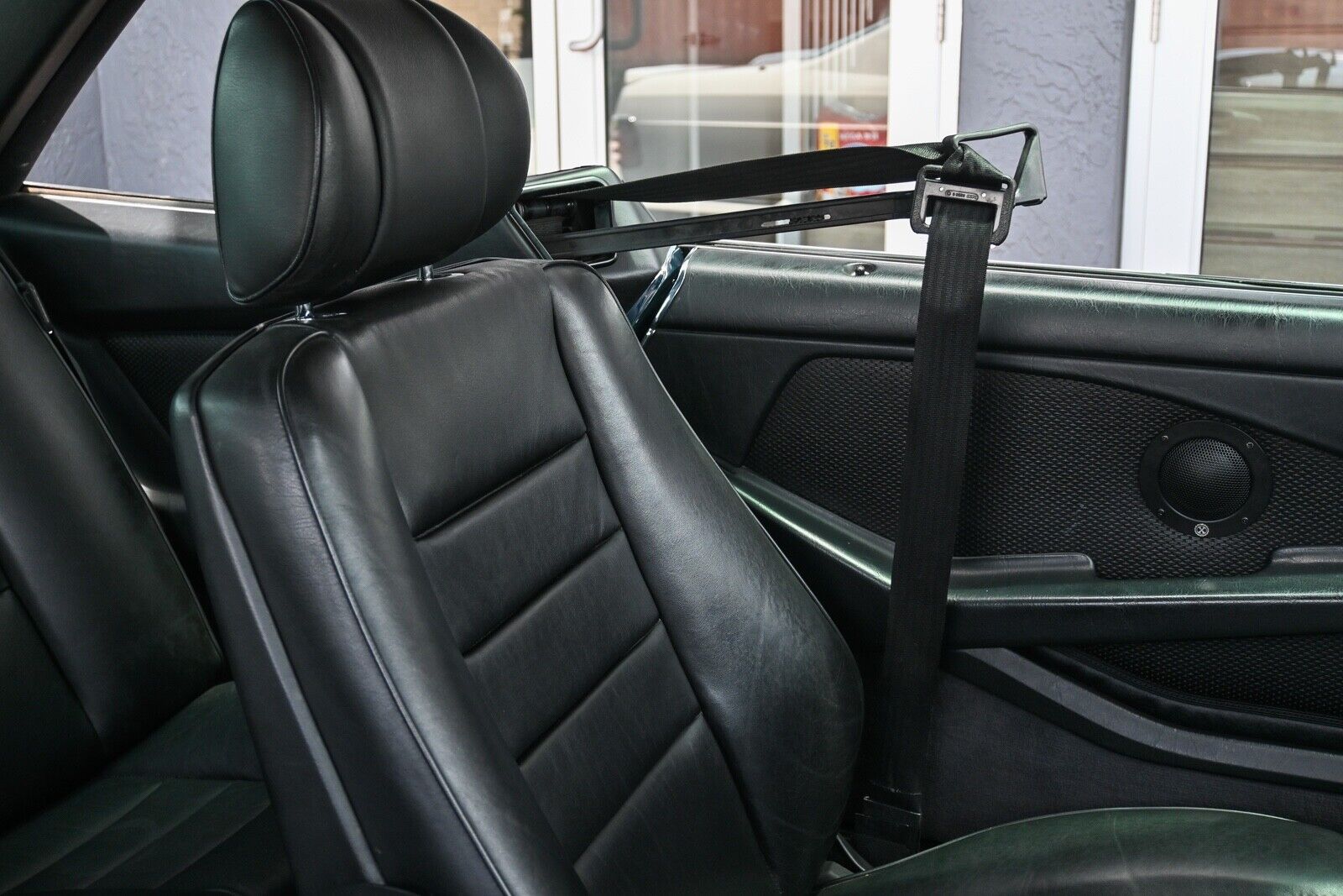 Mercedes-Benz-500-Series-1985-2D-32