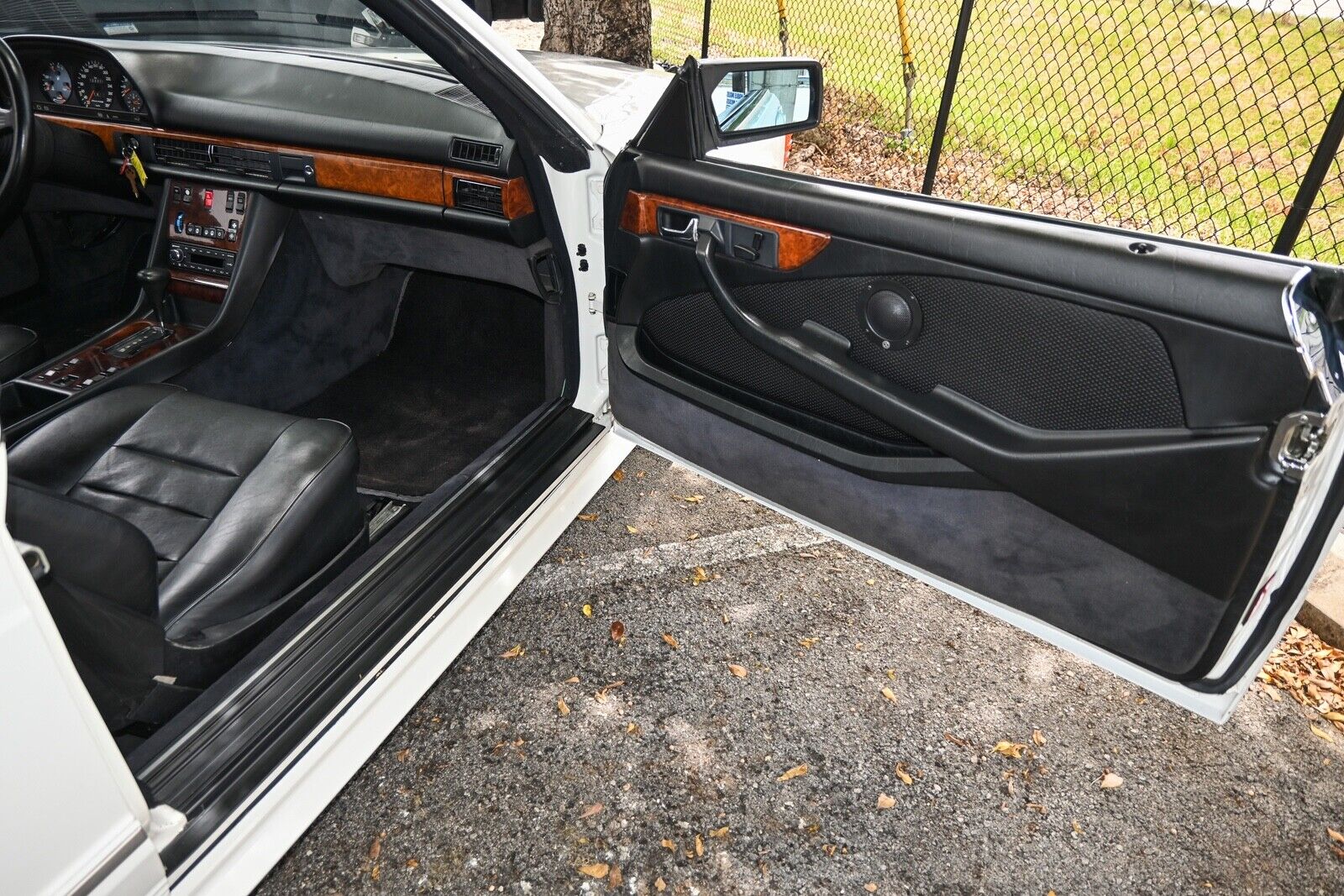 Mercedes-Benz-500-Series-1985-2D-34